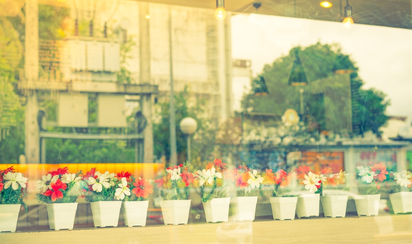 Idee per allestire la vetrina di un negozio di fiori